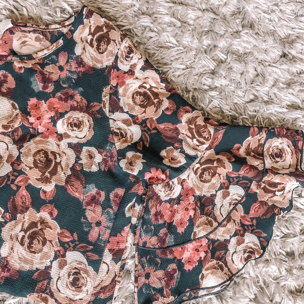 Floral ruffle sleeve top!